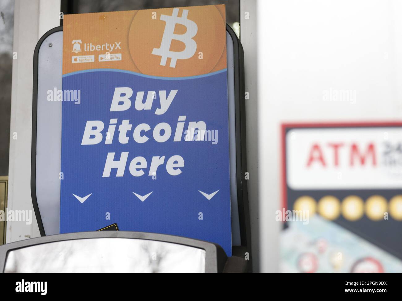 New York, États-Unis. 23rd mars 2023. Un distributeur de billets affiche un panneau pour acheter le Bitcoin ici dans le quartier chinois de New York le jeudi, 23 mars 2023. Photo de John Angelillo/UPI crédit: UPI/Alay Live News Banque D'Images