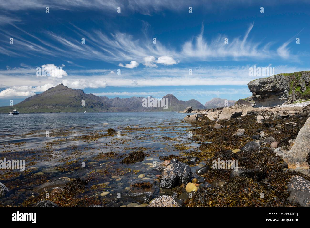 Scotland Isle of Skye Elgol Beach et les montagnes Cullin Banque D'Images