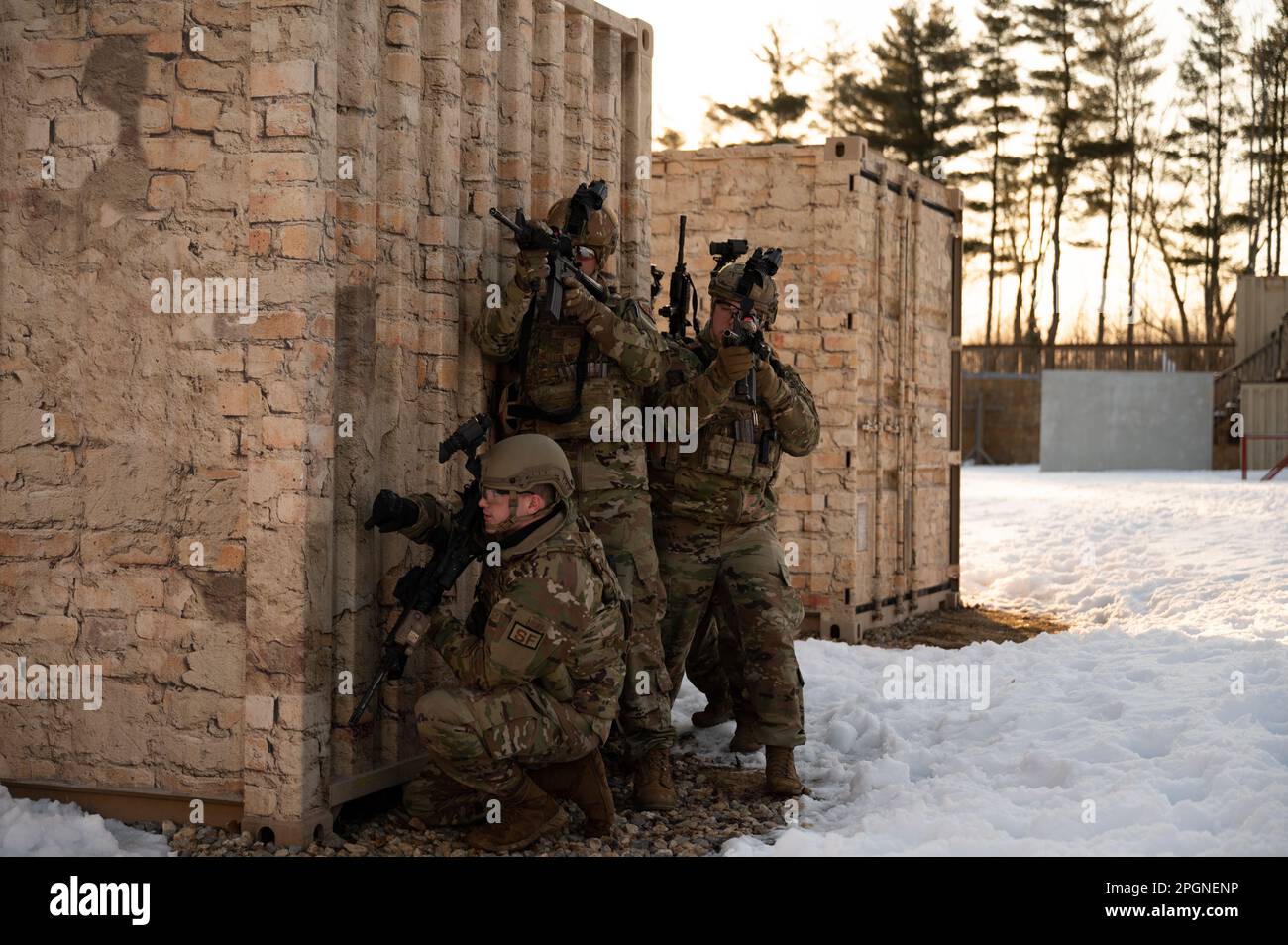 Les défenseurs affectés à l'escadron 157th des forces de sécurité entrent dans un environnement hostile simulé 21 mars 2023 au Centre Strafford, au New Hampshire. L'escadron entier a mené quatre jours de formation comprenant des combatifs, des premiers soins, le tir à distance, la navigation, le patrroling, et les quartiers proches se disputent. (É.-U. Photo de la Garde nationale aérienne par Tech. Sergent Victoria Nelson) Banque D'Images