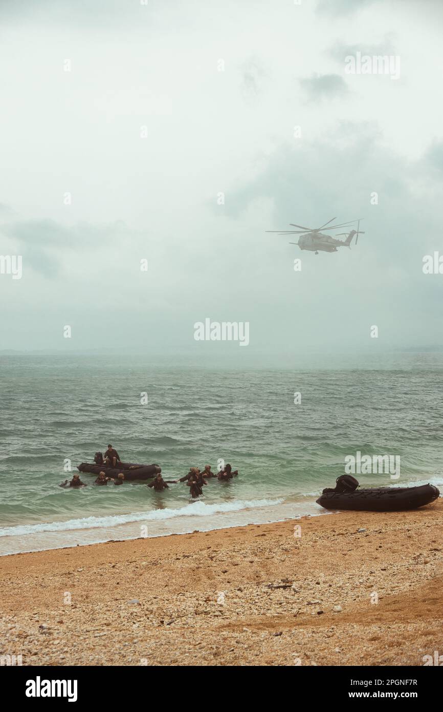 ÉTATS-UNIS Les Marines avec l'équipe de Bataillon d'atterrissage 1/4, 31st unité expéditionnaire maritime, utilisent des raids de combat en caoutchouc pour se rendre à la rive après l'héliocasting d'un Super Stallion CH-53E à Kin Blue Beach, Okinawa, Japon, sur 22 mars 2023. L'héliocasting est une technique aéroportée qui permet aux Marines de s'insérer d'un avion dans n'importe quel plan d'eau avec tout leur équipement et un mode de transport. Le MEU de 31st, le seul MEU en permanence déployé par Marine Corp, fournit une force flexible et mortelle prête à exécuter une large gamme d'opérations militaires en tant que première force de réponse à la crise dans l'Indo-PAC Banque D'Images