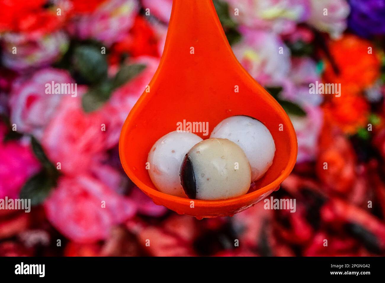 Une cuillère remplie de boules de caoutchouc réalistes pour la décoration d'Halloween en vente dans un magasin à Mexico, Mexique. Banque D'Images