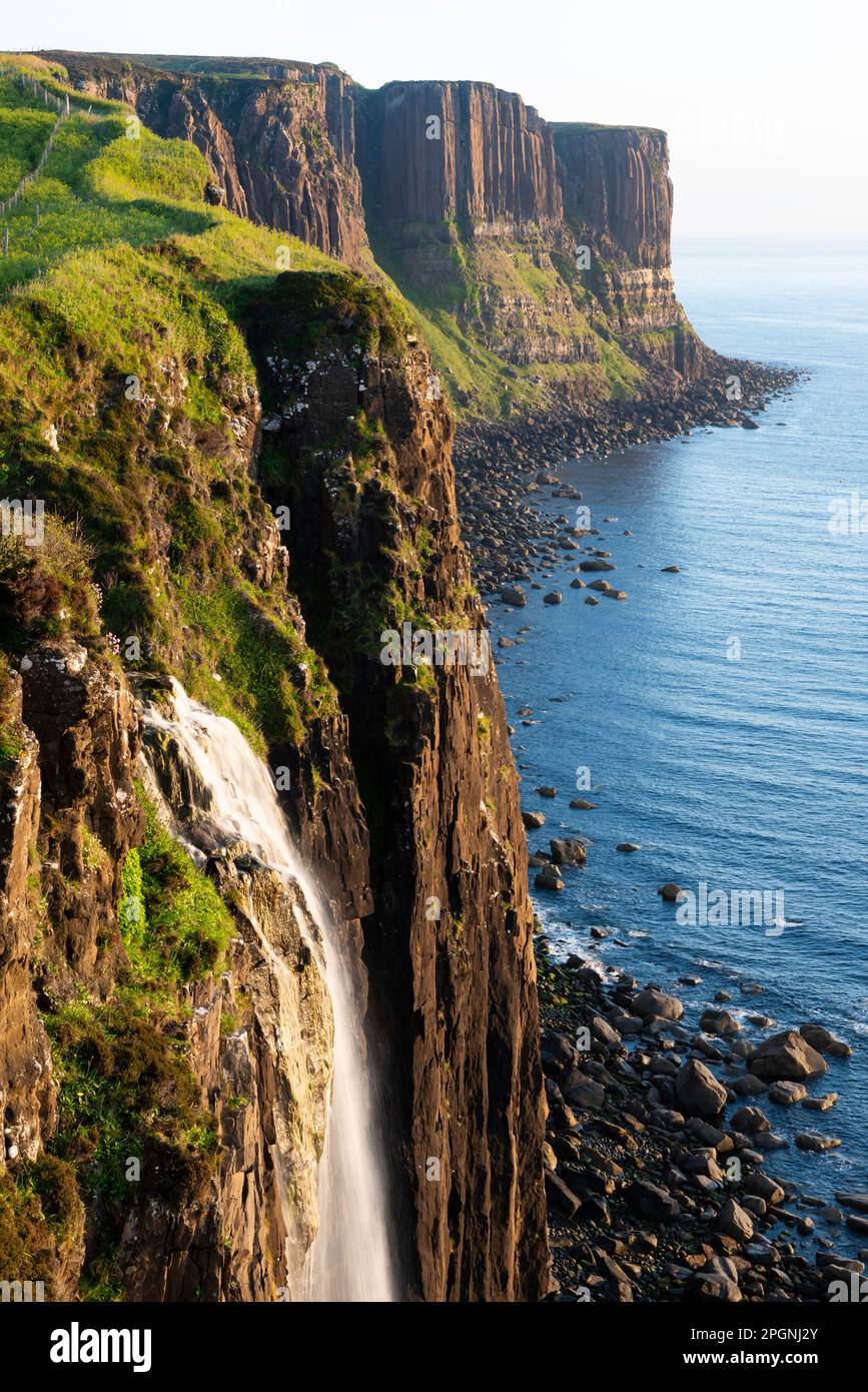 Scotland Isle of Skye Kilt Rock and Waterfall Banque D'Images