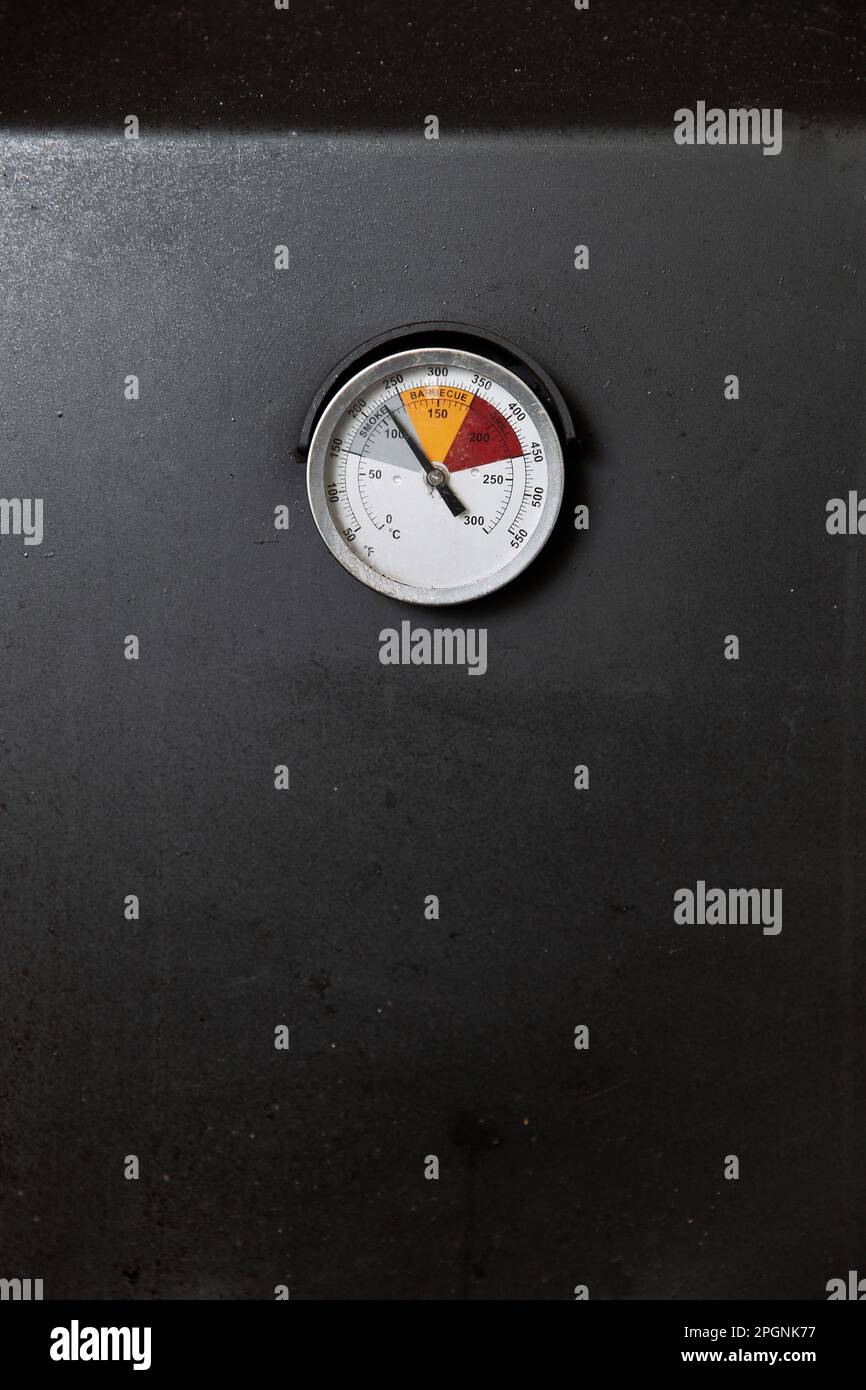 Indicateur de température du gril barbecue sur le couvercle Banque D'Images