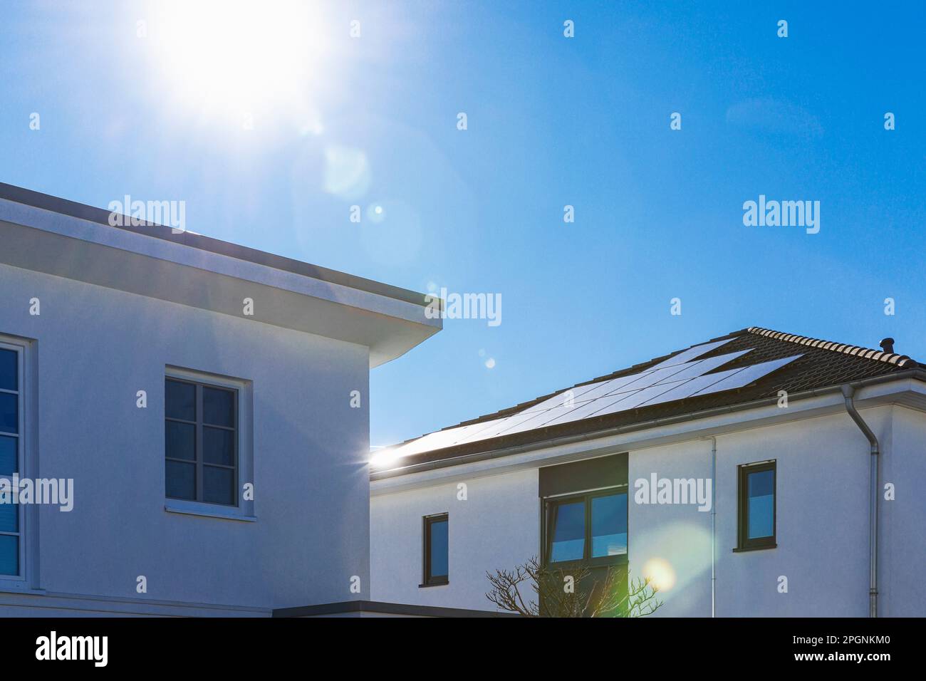 Allemagne, Rhénanie-du-Nord Westphalie, Cologne, soleil brillant sur des maisons modernes avec panneaux solaires de toit Banque D'Images