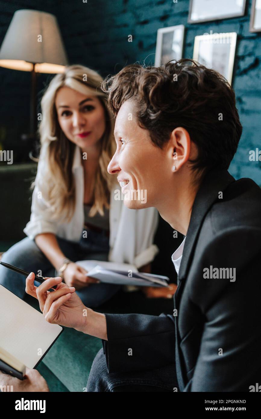 Joyeux producteur avec actrice à la mise en scène de film Banque D'Images