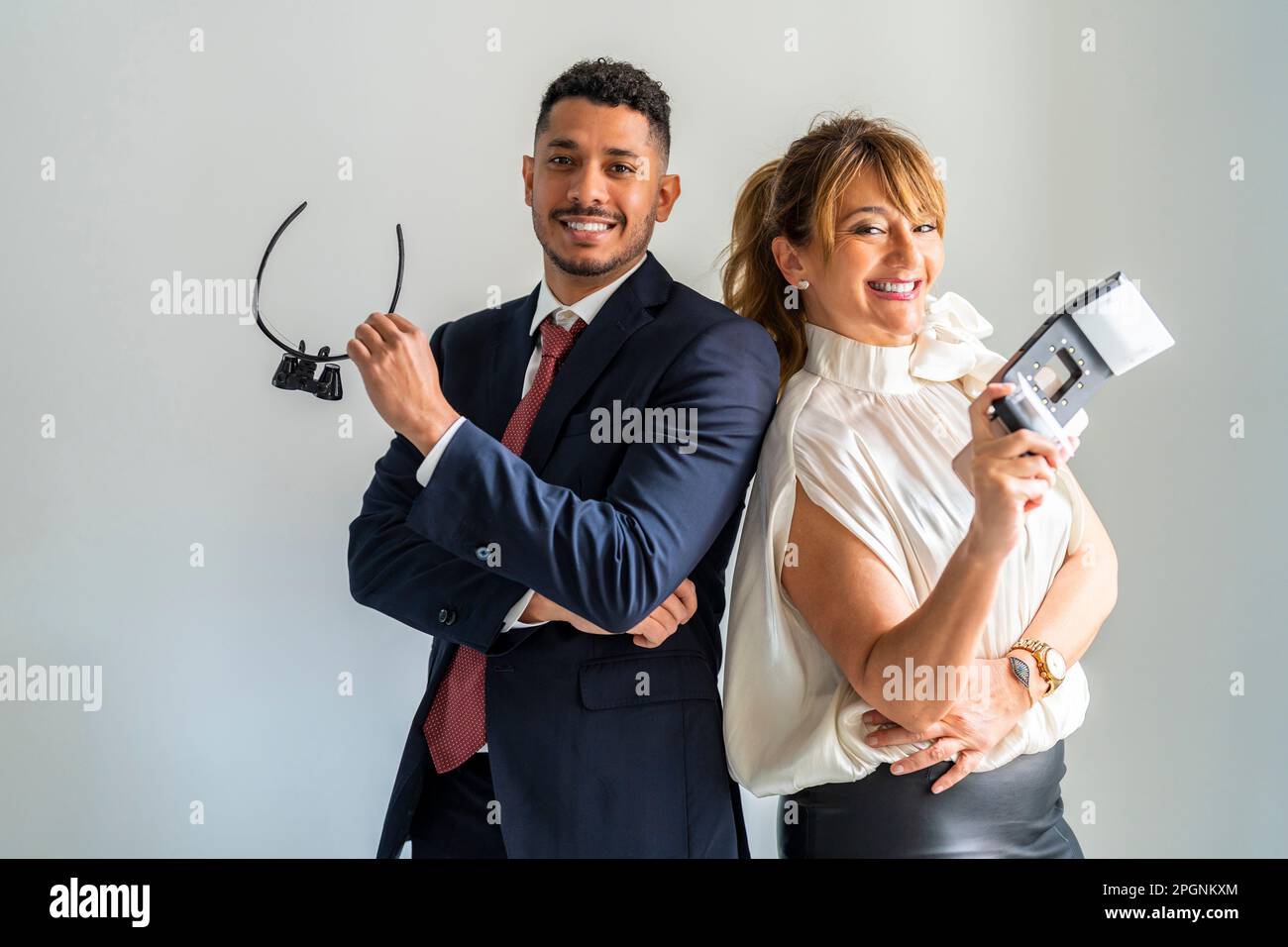 Des partenaires d'affaires heureux se tenant debout avec l'équipement sur fond blanc Banque D'Images