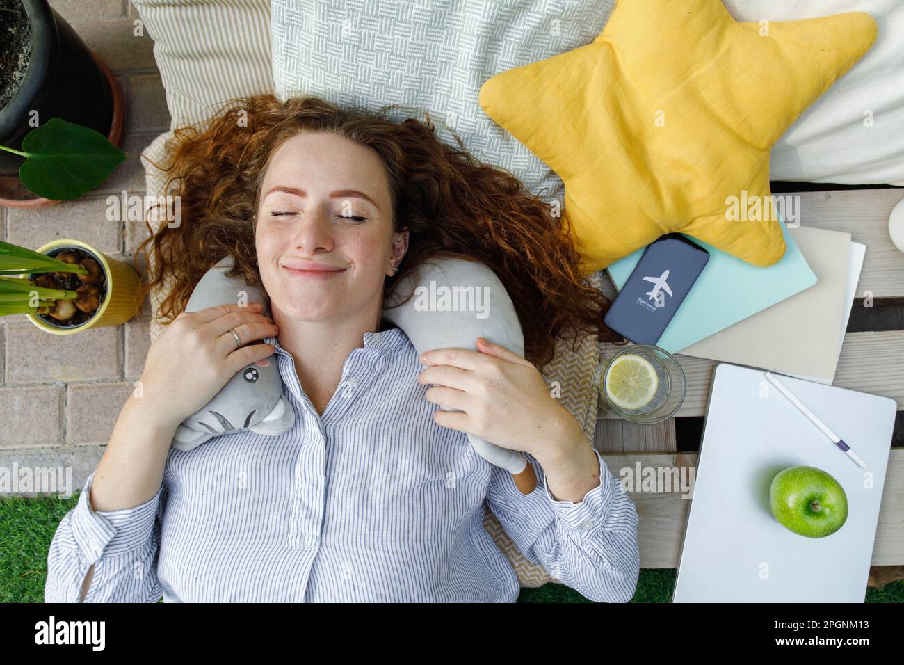 Indépendant reposant avec un oreiller autour du cou à l'arrière-cour Banque D'Images