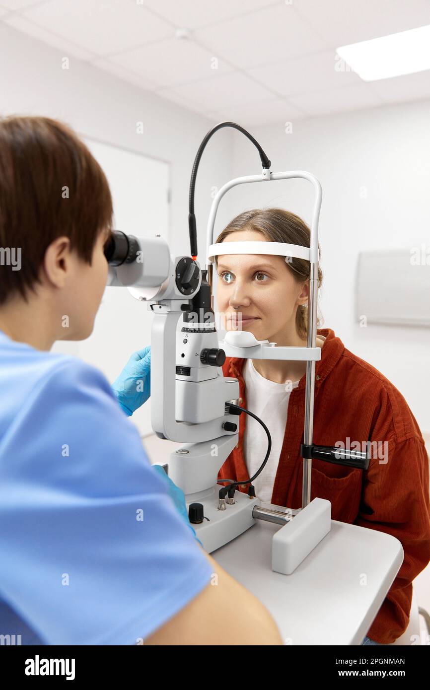 Ophtalmologiste effectuant un contrôle visuel du patient à la clinique Banque D'Images