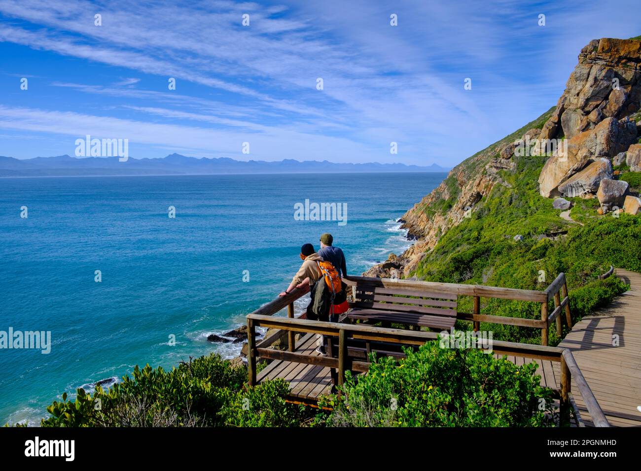 Afrique du Sud, Eastern Cape, deux randonneurs sur la plate-forme d'observation surplombant la baie de Plettenberg Banque D'Images
