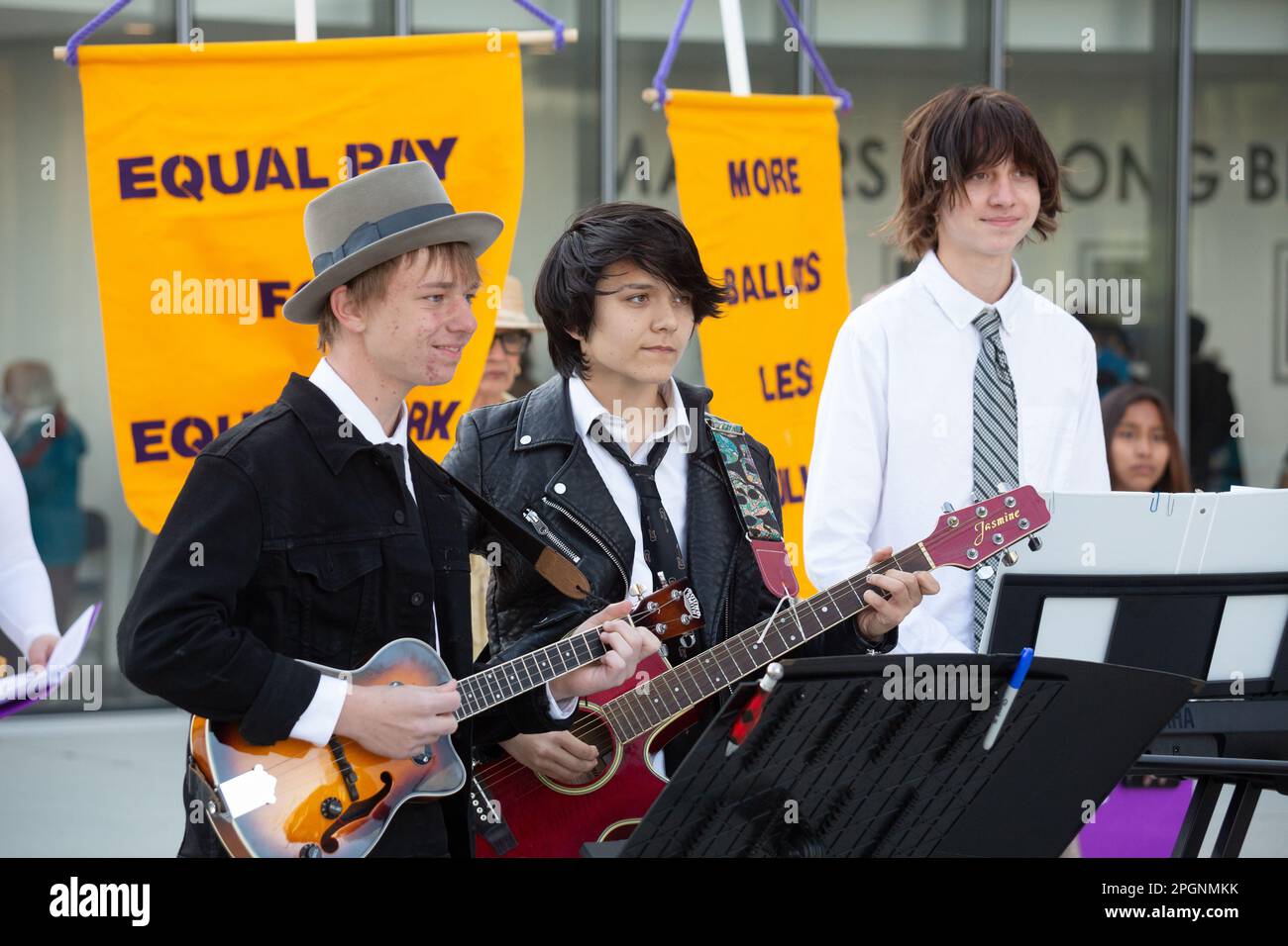 Des activistes de long Beach trois adolescents d'un groupe se réunissent au suffrage 100 devant l'hôtel de ville de long Beach à long Beach, CA, États-Unis Banque D'Images