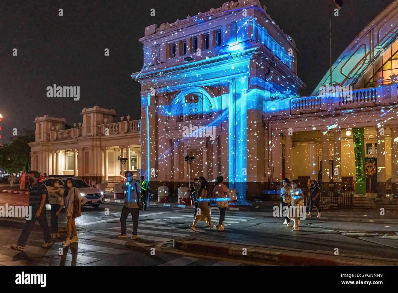 Hua Lampong gare de Bangkok dans sa gloire pleine, avec une installation d'éclairage moderne l'imagination des gens à la nouvelle étape du voyage qui est sur le point de se produire. “Unloing Bangkok: Living Old Building Hua Lamphong” à la gare de Bangkok en tant que bâtiment du patrimoine dans le cadre de la campagne de la ville de Bangkok pour stimuler le tourisme dans la métropole en utilisant des activités créatives, dans le district de Pathum WAN, Bangkok, Thaïlande. Banque D'Images