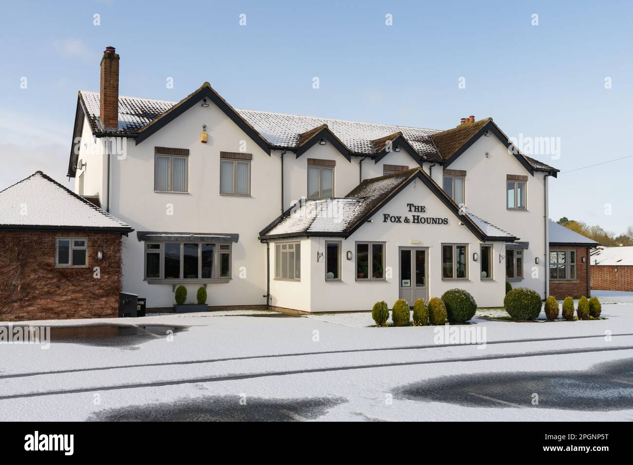 Shawbury, Royaume-Uni - 10 mars 2023 ; pub anglais dans le village de Shropshire du Nord, à Shawbury, le renard et les Hounds Banque D'Images