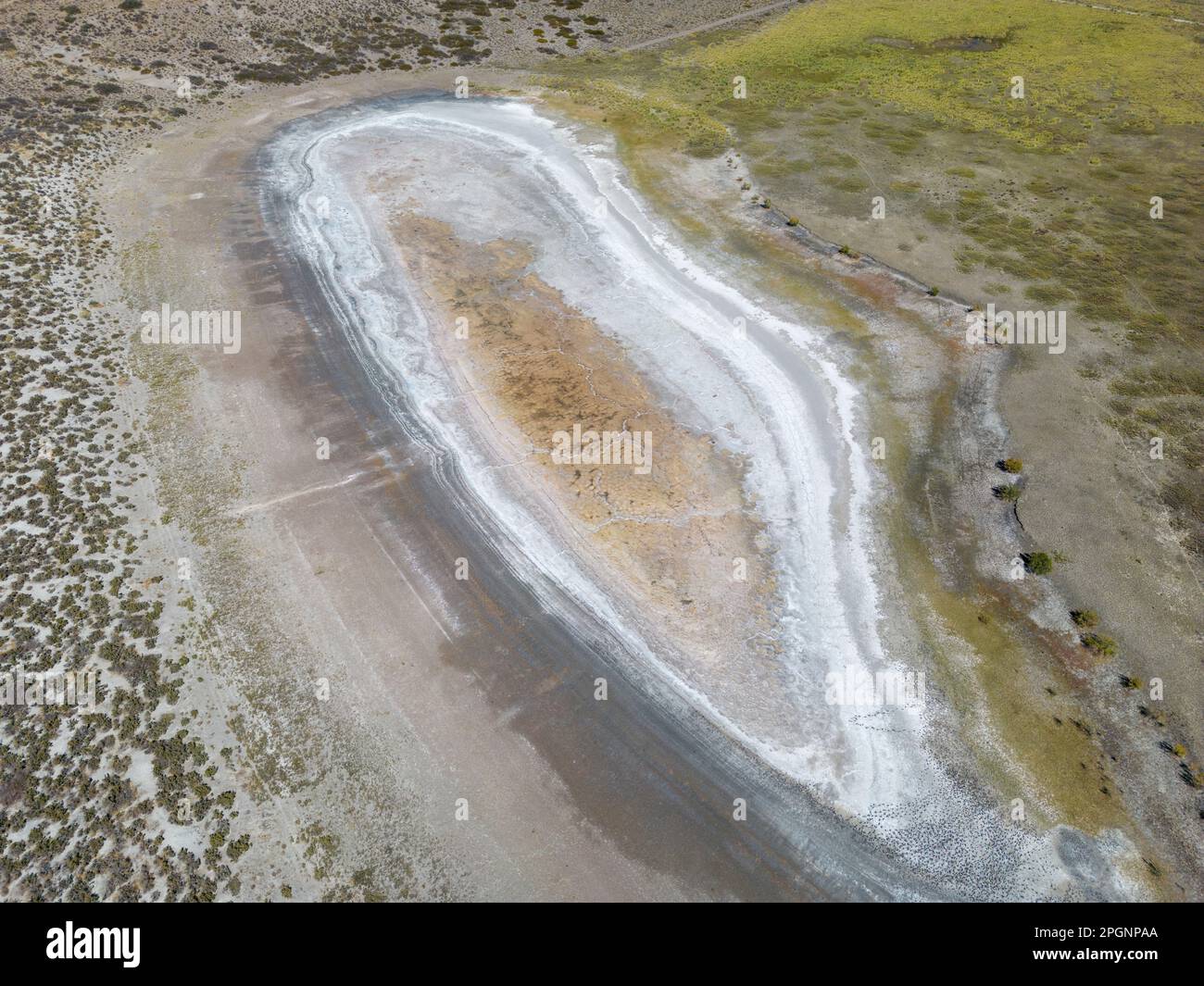 Lac de sel complètement séché à côté de la Ruta40 en Argentine, Amérique du Sud - vu d'en haut Banque D'Images