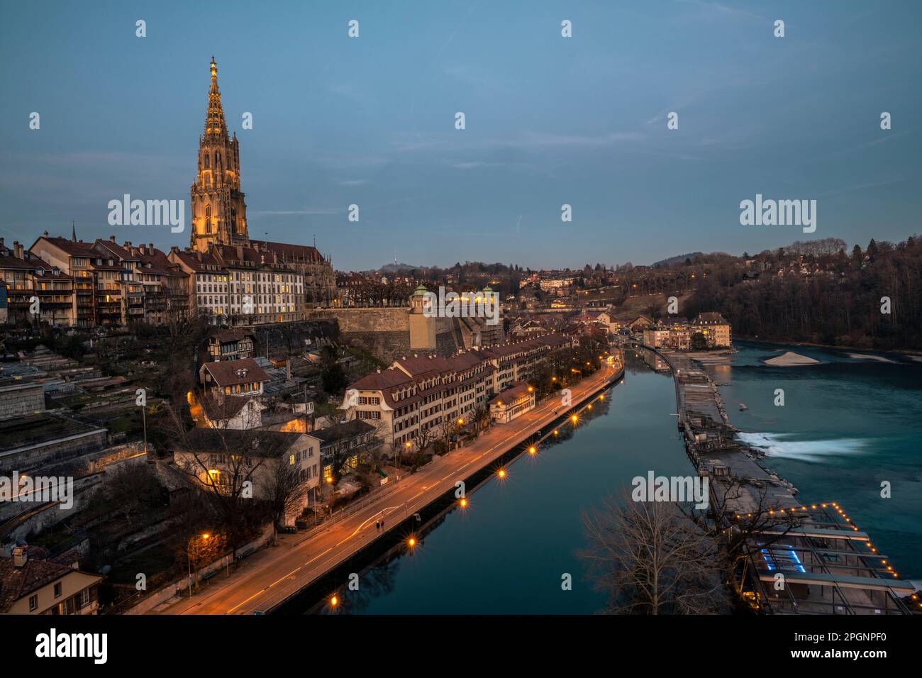 Suisse, canton de Berne, Berne, Vieille ville vue de Kirchenfeldsbrucke au crépuscule Banque D'Images