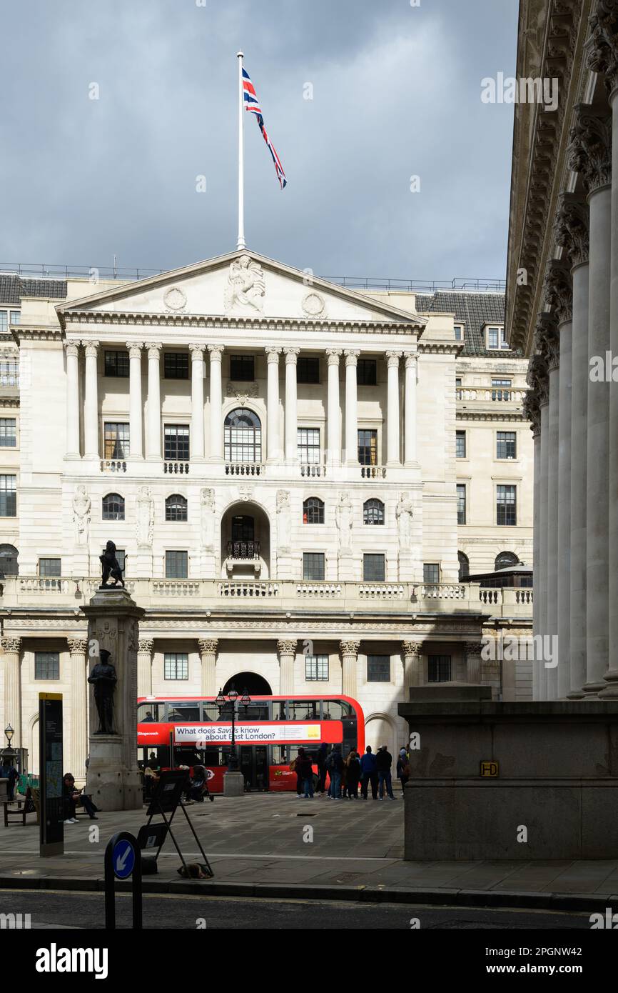 Londres, Royaume-Uni - 16 mars 2023; façade de la Banque d'Angleterre avec le bus de Londres et moody Sky Banque D'Images