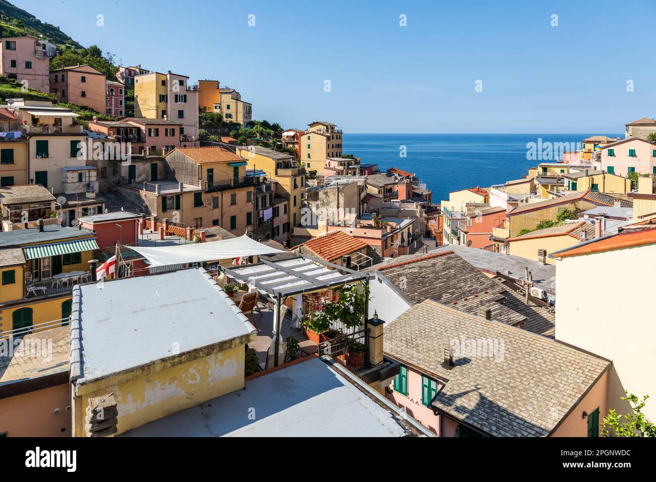 Italie, Ligurie, Riomaggiore, toits de la ville côtière le long des Cinque Terre Banque D'Images