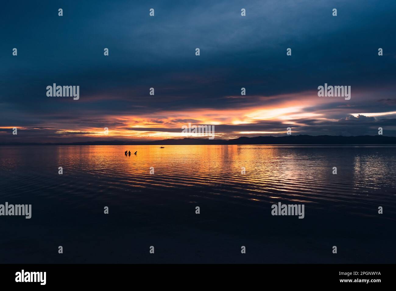 Vue panoramique sur la mer sous ciel nuageux au coucher du soleil Banque D'Images