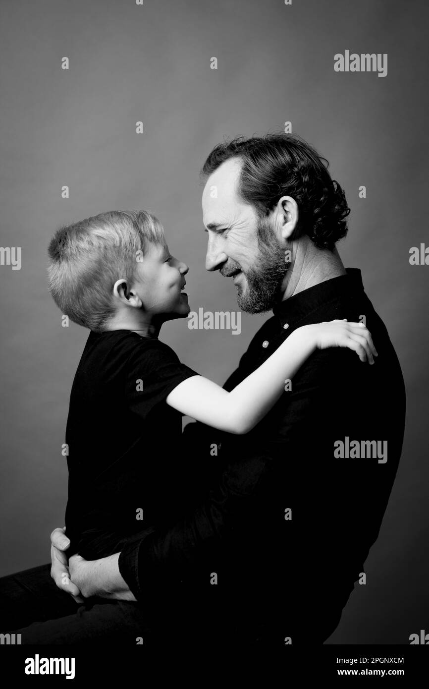 Père et fils heureux avec les bras autour Banque D'Images