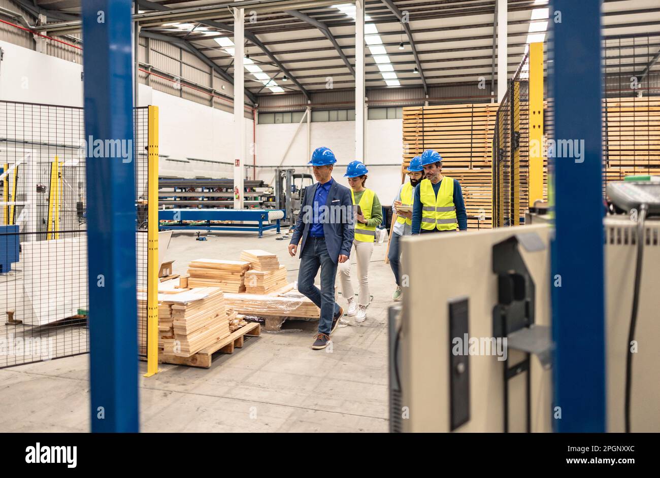 Les ingénieurs portant des casques de sécurité qui marchent en usine Banque D'Images