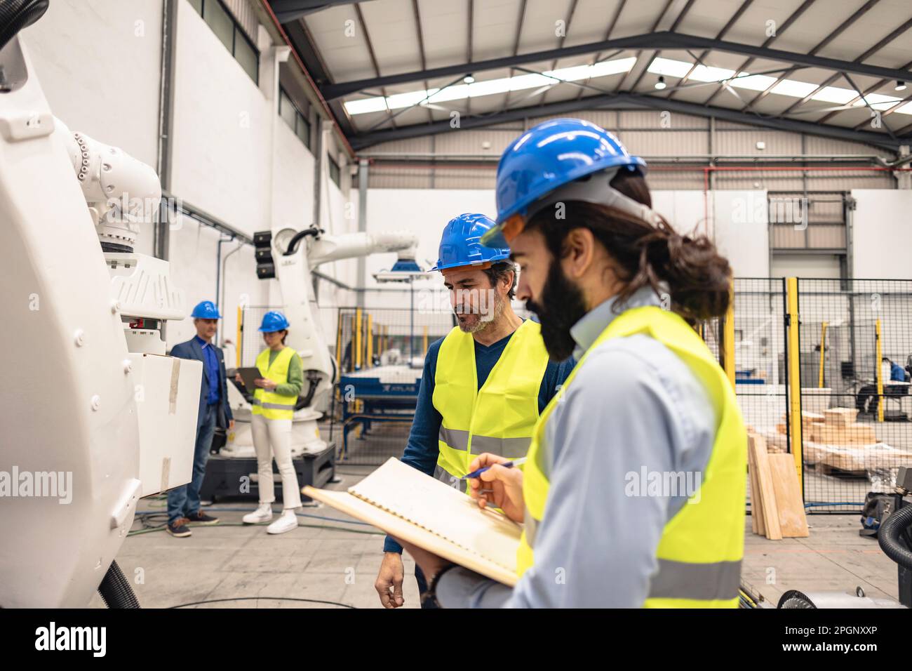 Ingénieurs travaillant dans une usine robotique Banque D'Images