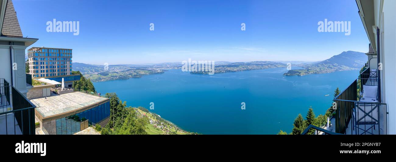 Vue panoramique depuis le balcon de l'hôtel avec vue sur la montagne pendant une journée d'été ensoleillée à Burgenstock, Nidwalden, Suisse. Banque D'Images