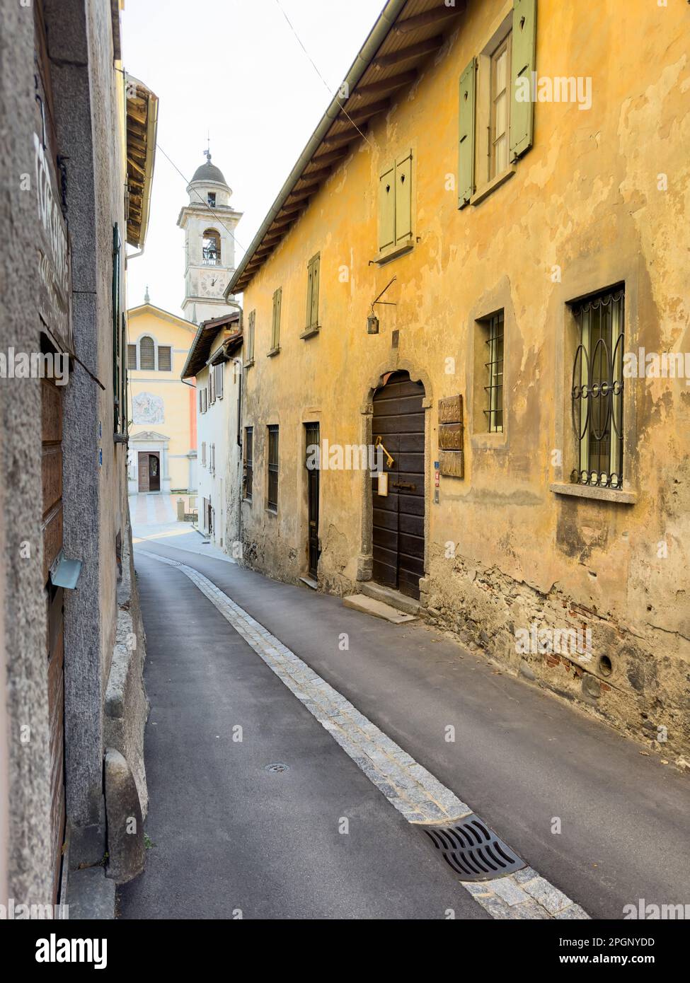 Eglise San Martino di Tours et rue à Sessa, Tessin, Suisse. Banque D'Images