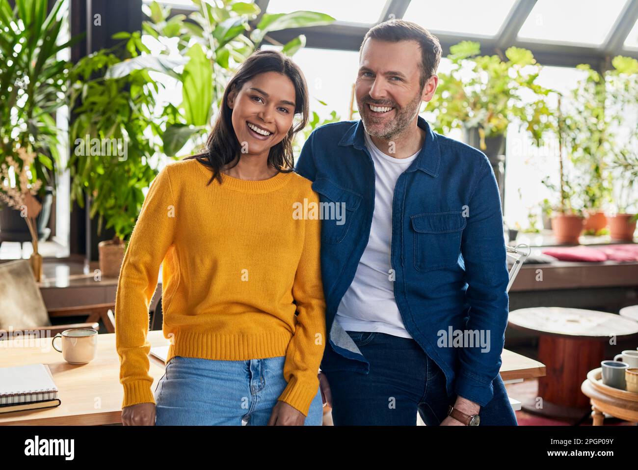 Divers collègues d'affaires se tenant ensemble au bureau de loft Banque D'Images