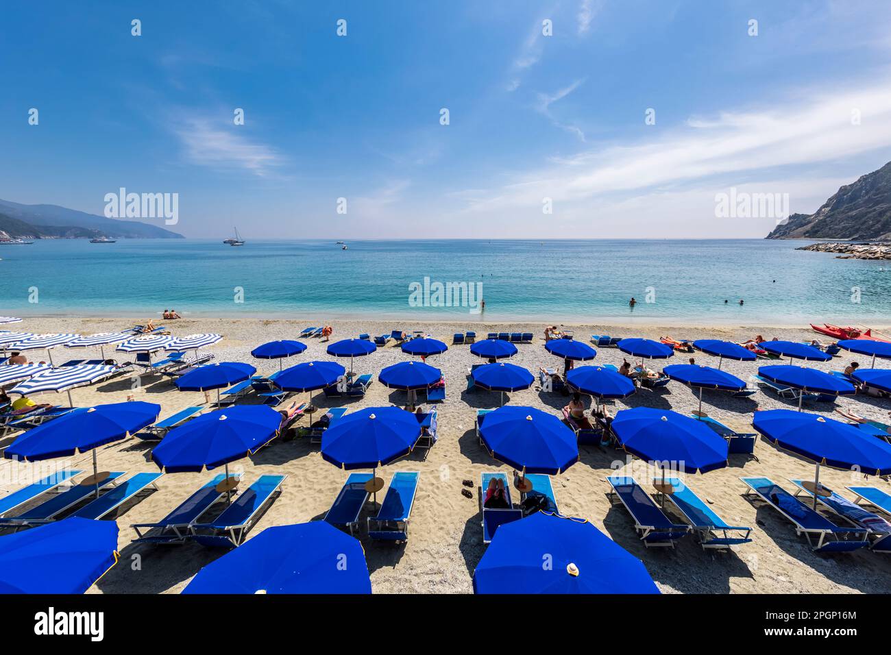 Italie, Ligurie, Monterosso al Mare, rangées de transats et parasols sur une plage de sable le long des Cinque Terre Banque D'Images