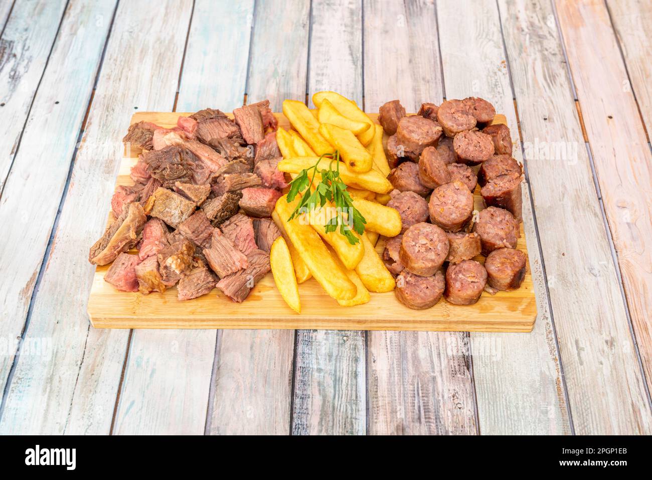 Le barbecue est une technique de cuisson par laquelle les aliments (habituellement les coupes de viande) sont exposés à la chaleur d'un feu ou d'embers afin qu'ils cuisent lentement Banque D'Images