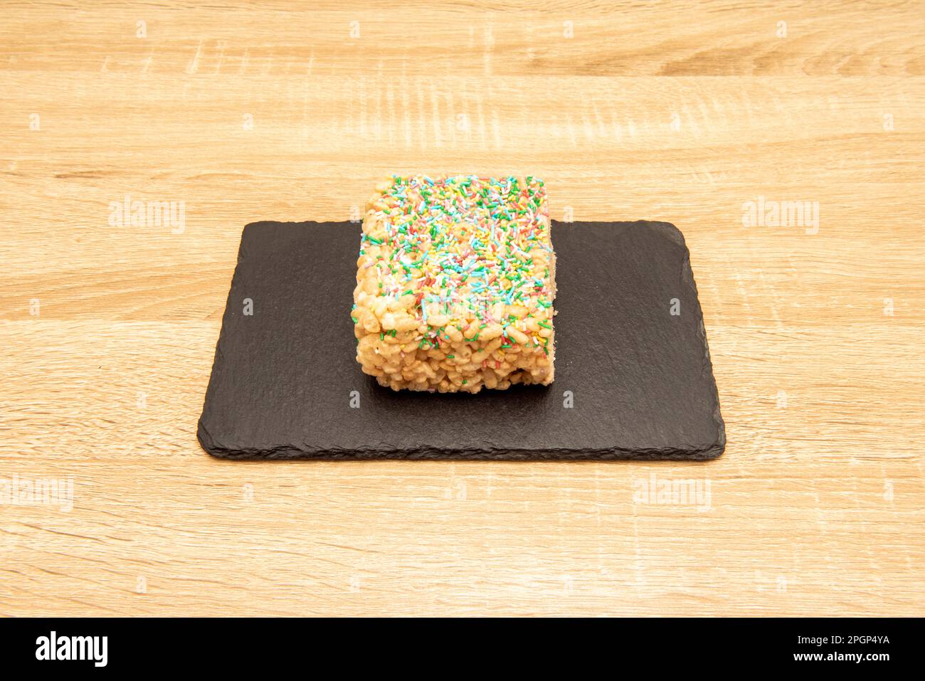 Le gâteau est traditionnellement formé par une ou plusieurs couches de pâte douce cuite, remplie et décorée de crème pâtissière, truffe au chocolat, crème fouettée, Banque D'Images