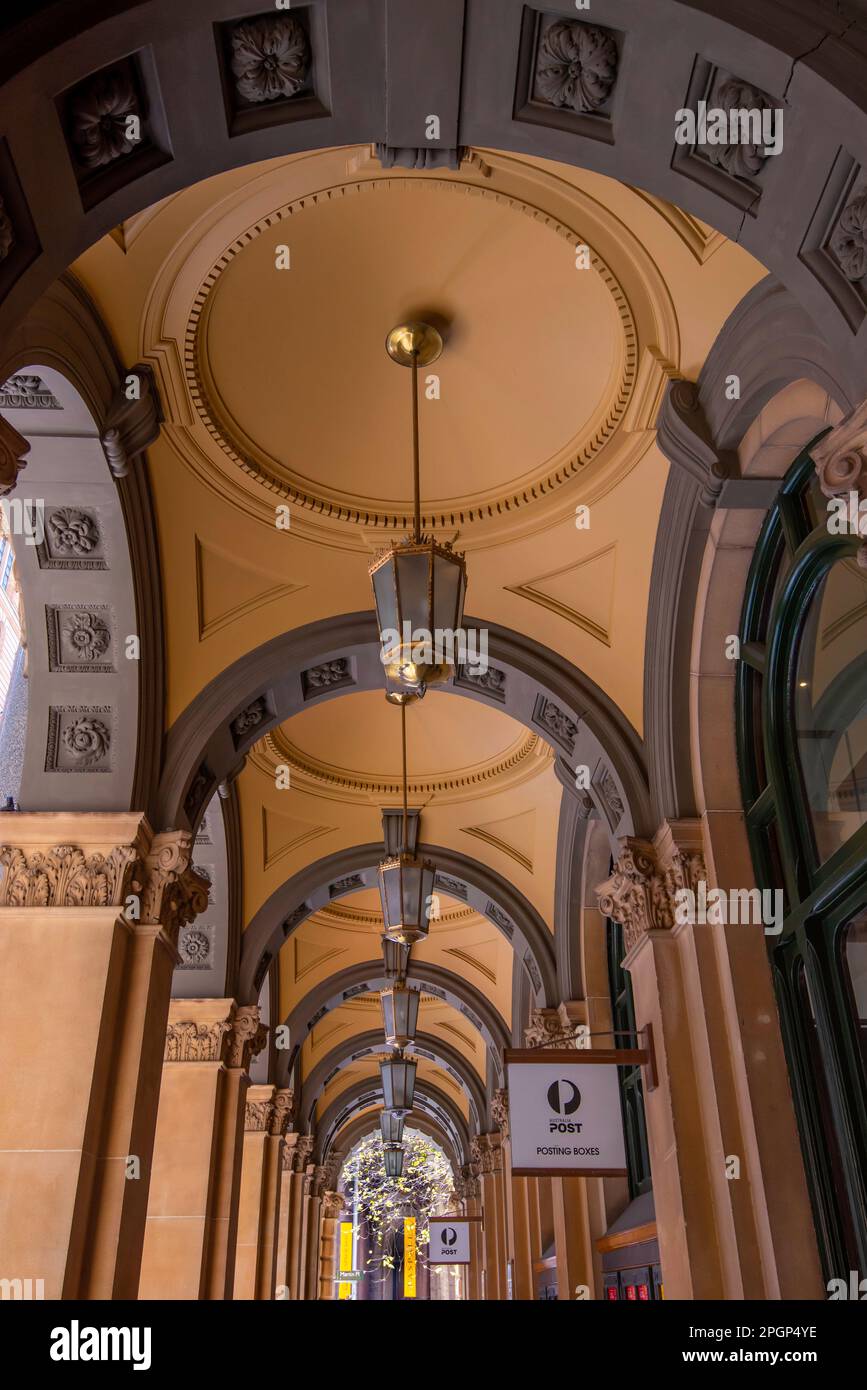 Partie de la salle de jeux ouverte et de saut à terre qui entoure le niveau du sol sur trois côtés du bâtiment général de poste (GPO) à Sydney, en Australie Banque D'Images