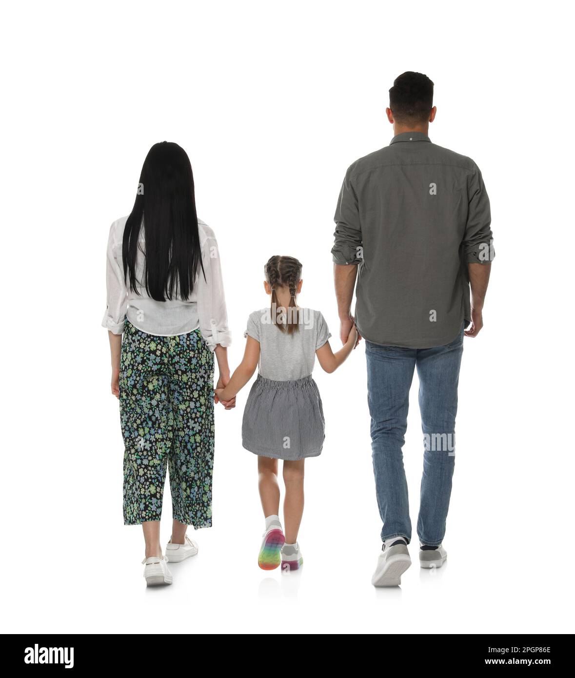 Petite fille avec ses parents sur fond blanc, vue arrière Banque D'Images