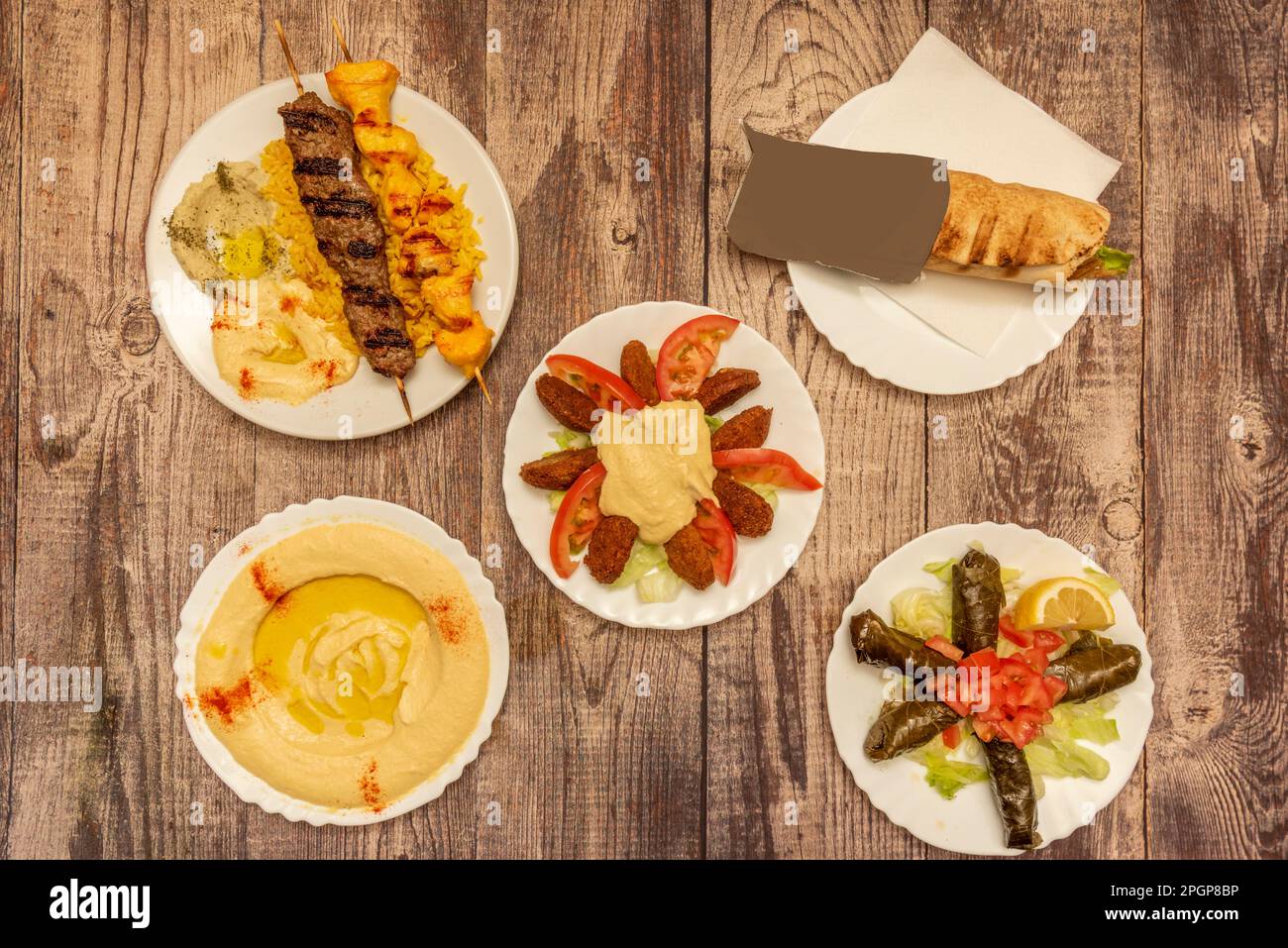 Ensemble de grands plats arabes et du Moyen-Orient avec vin sarma, shawarma, brochettes de viande grillées, houmous à l'huile et paprika, falafel avec salade Banque D'Images