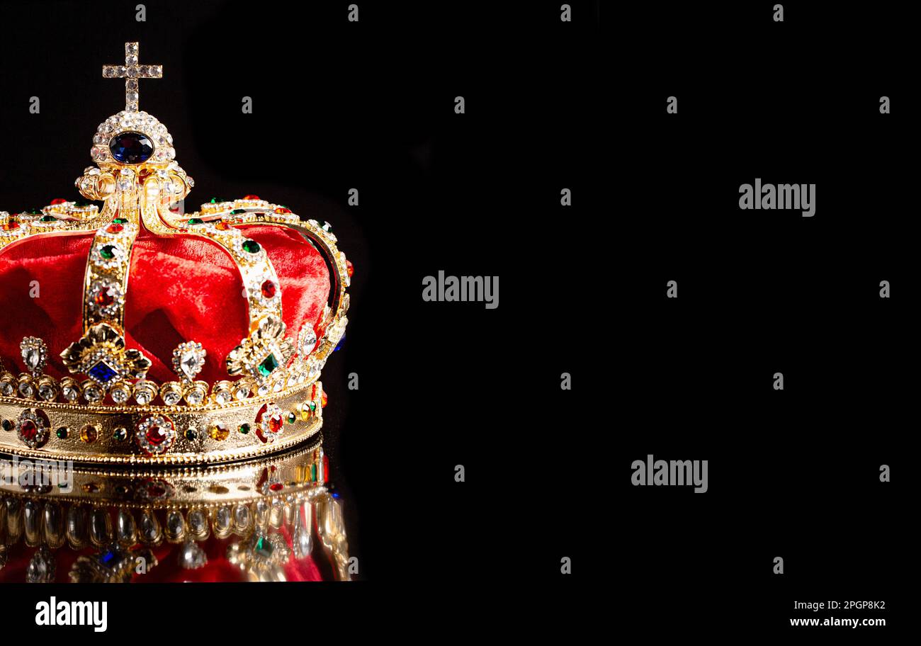 La couronne de couronnement royal isolée sur un fond noir Banque D'Images