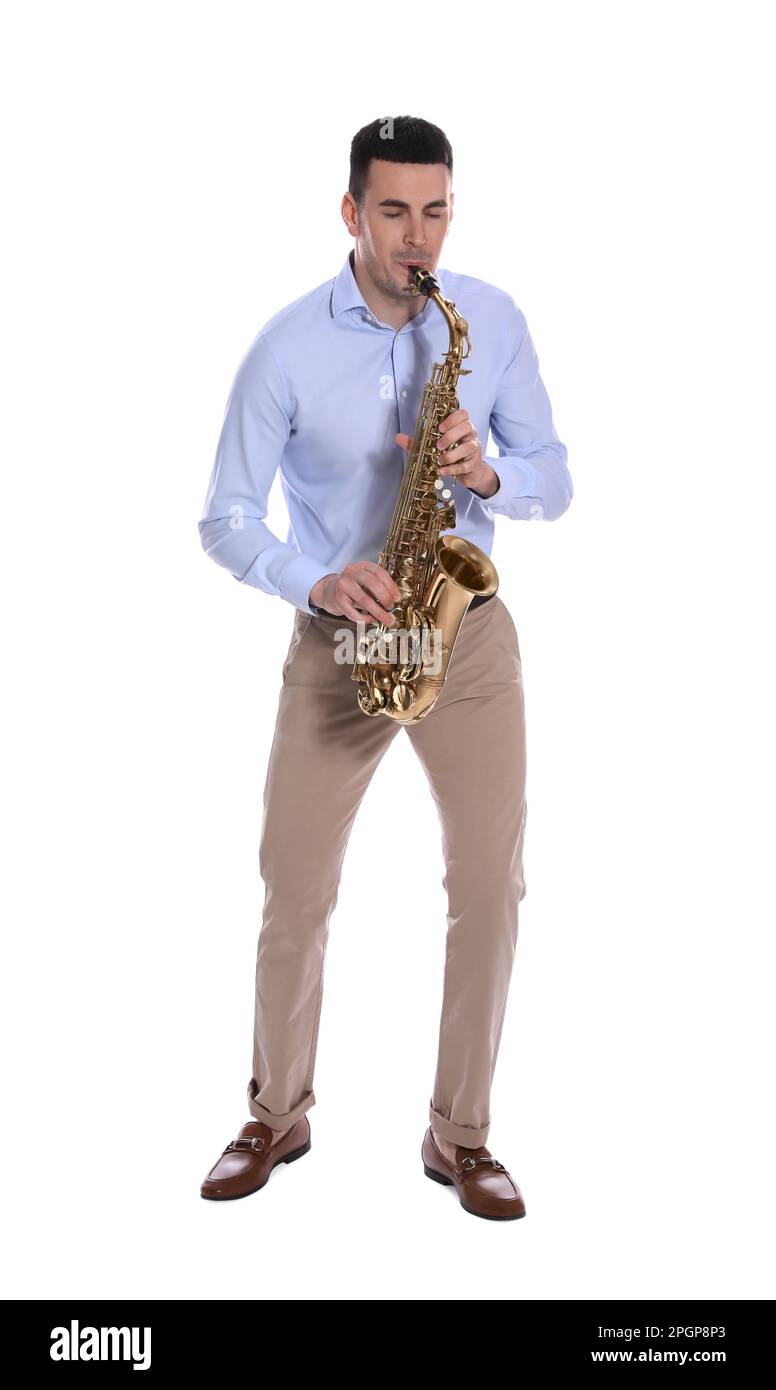 Jeune homme jouant du saxophone sur fond blanc Banque D'Images