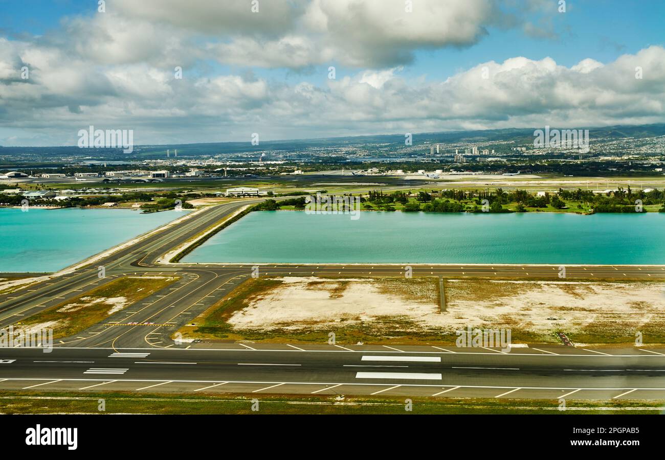Vue aérienne de la piste à l'aéroport international d'Honolulu avec vue en direction de Pearl City sur l'île d'Oahu, Hawaï Banque D'Images