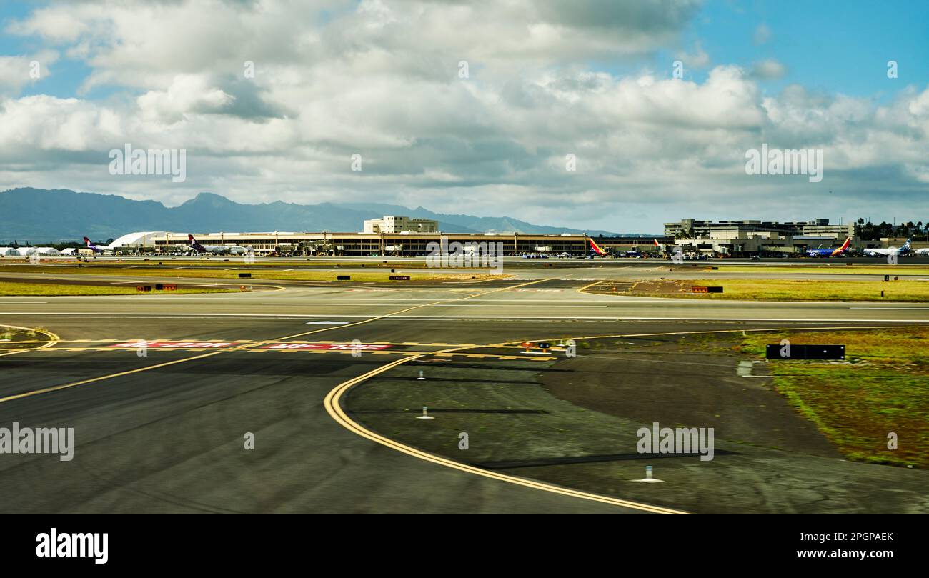 Honolulu, Oahu, Hawaï, États-Unis, - 5 février, 2023: Aéroport international d'Honolulu pris de la piste sur l'île d'Oahu, Hawaï Banque D'Images