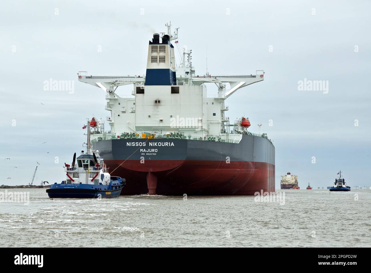 Tanker de pétrole brut 'Nissos Nikoria, Majuro' manœuvrant le canal de Corpus Christi, Corpus Christi, Texes. Banque D'Images