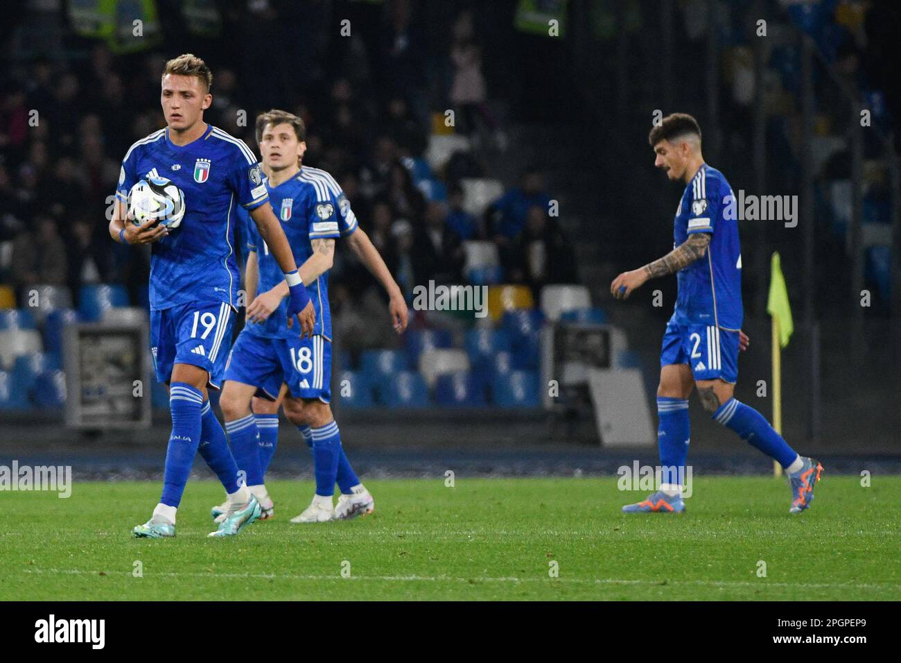 Mateo Retegui, d'Italie, porte le ballon dans le milieu de terrain après que l'Italie a concédé un deuxième but pendant le match de football, Stadio Diego Armando Maradona, Italie v Angleterre, 23 mars 2023 (photo par AllShotLive/Sipa USA) Credit: SIPA USA/Alay Live News Banque D'Images