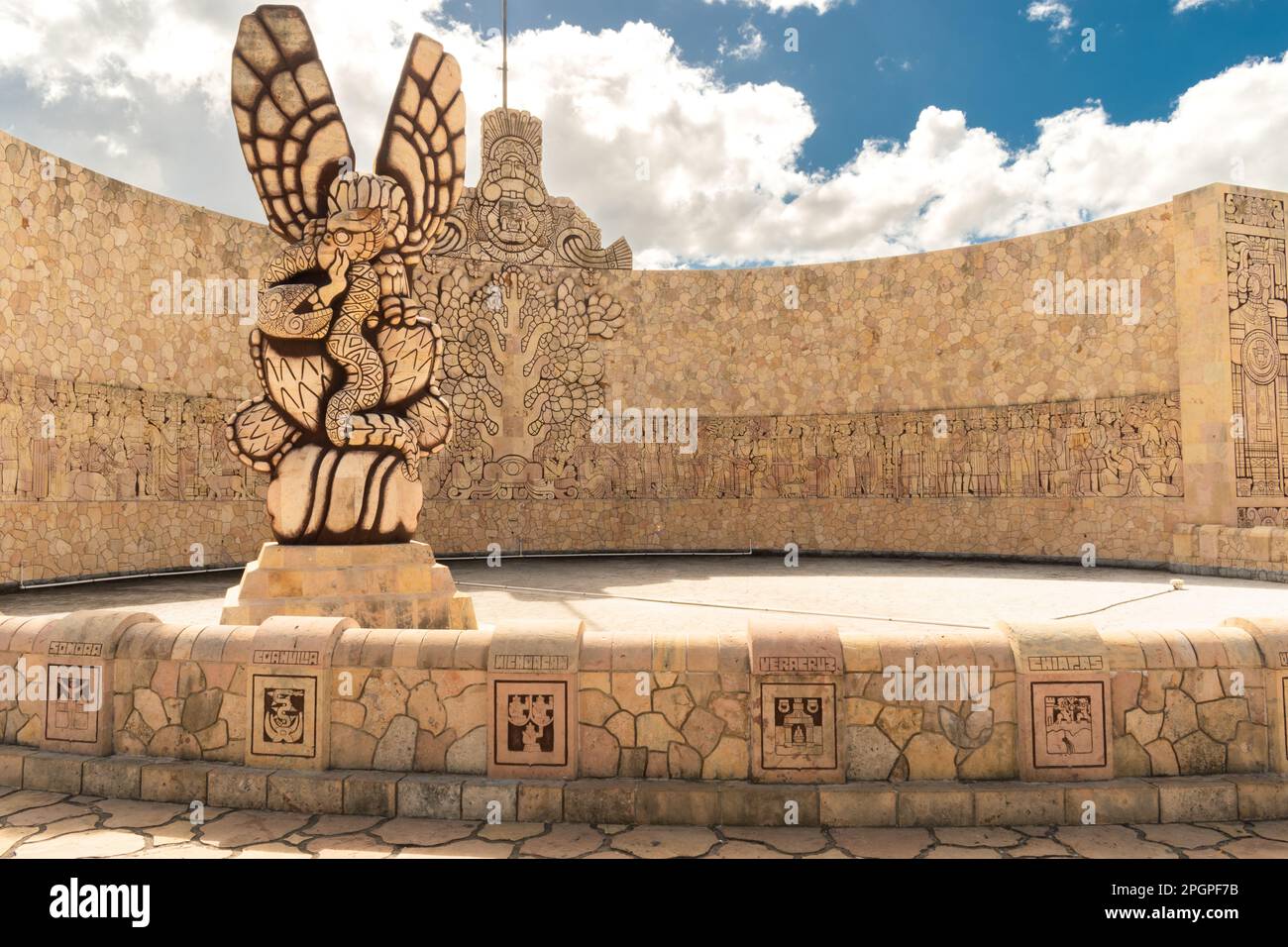 Arrière de l'emblématique Monumento a la Patria (Monument de la Patrie), situé sur le Paseo de Montejo, montrant un aigle dévorant un serpent sur un cactus et Banque D'Images