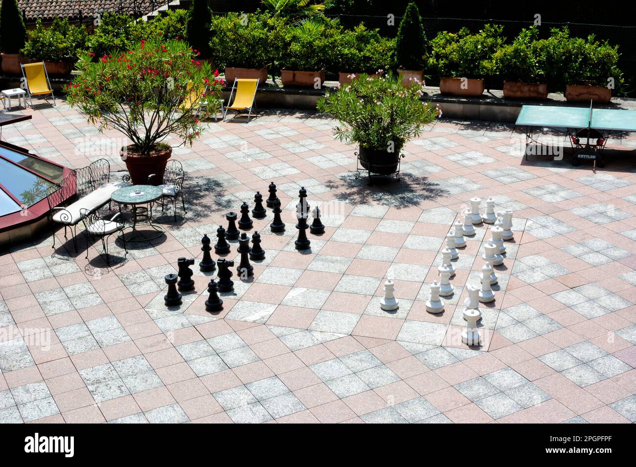LUGANO, SUISSE - 5 juillet 2014: Échecs géants dans la zone de loisirs de l'International au Lac Historic Lakeside Hotel sur le lac de Lugano. Banque D'Images