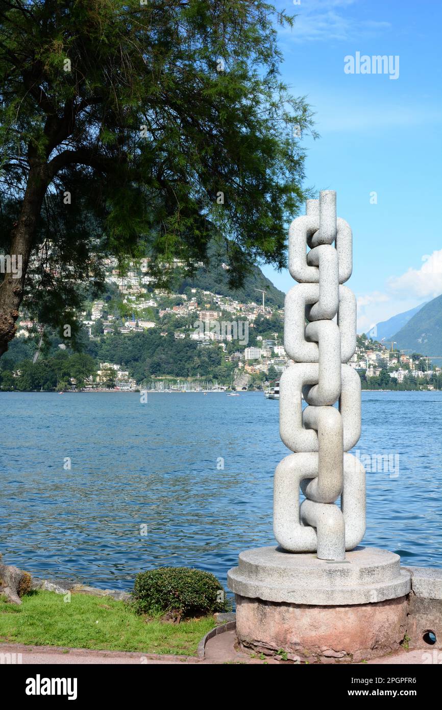 LUGANO SUISSE - 5 juillet 2014 : Sculpture en chaîne d'ancrage sur la rive du lac de Lugano. Banque D'Images