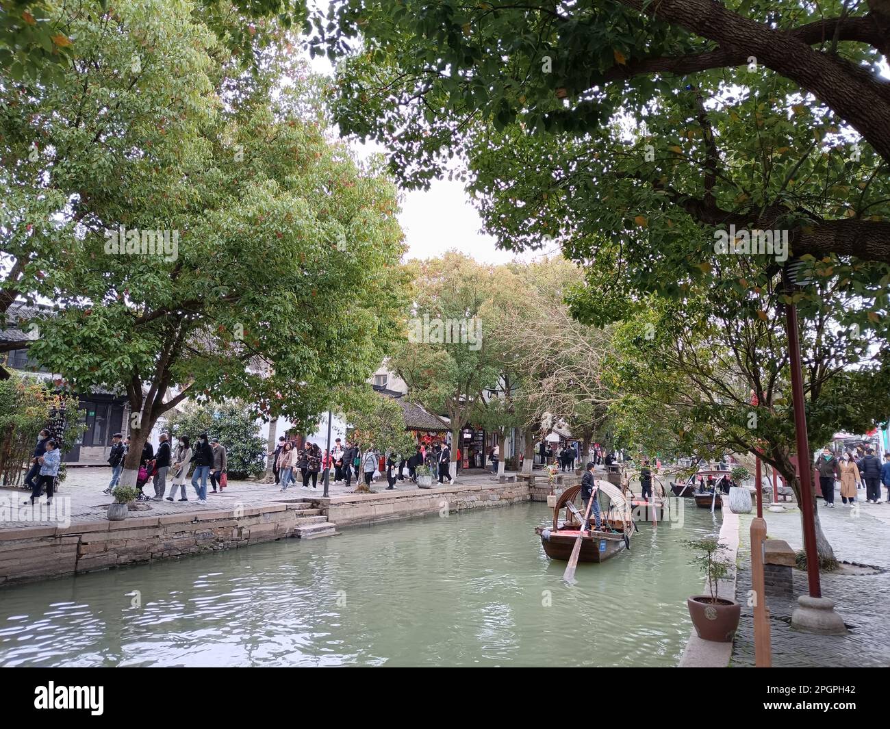 Shanghai, Chine. 24th mars 2023. SHANGHAI, CHINE - 18 MARS 2023 - les touristes visitent la vieille ville de Zhujiajiao à Shanghai, Chine, 18 mars 2023. La vieille ville de Zhujiajiao a la réputation de 'Shanghai Venise'. (Photo de CFOTO/Sipa USA) crédit: SIPA US/Alay Live News Banque D'Images