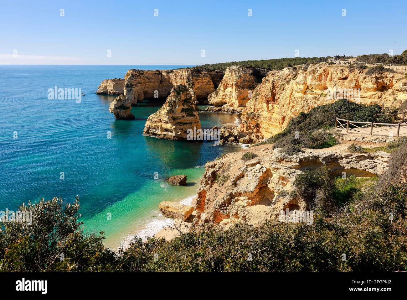 Belles falaises et formations rocheuses au bord de l'océan Atlantique à Marinha Beach en Algarve, Portugal Banque D'Images