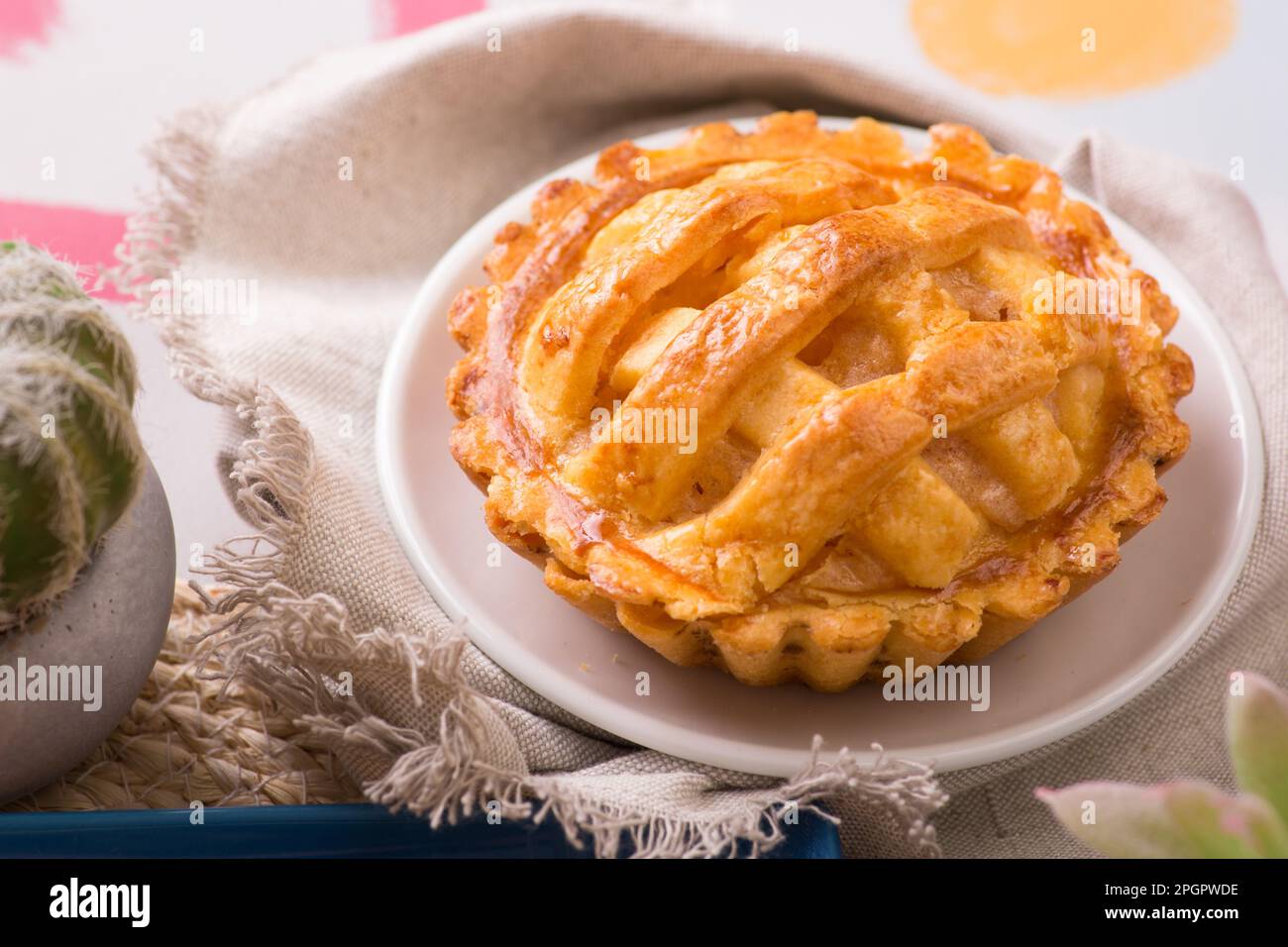 Tartelet aux pommes oye desserts péruviens buffet brunch table sucrée Banque D'Images