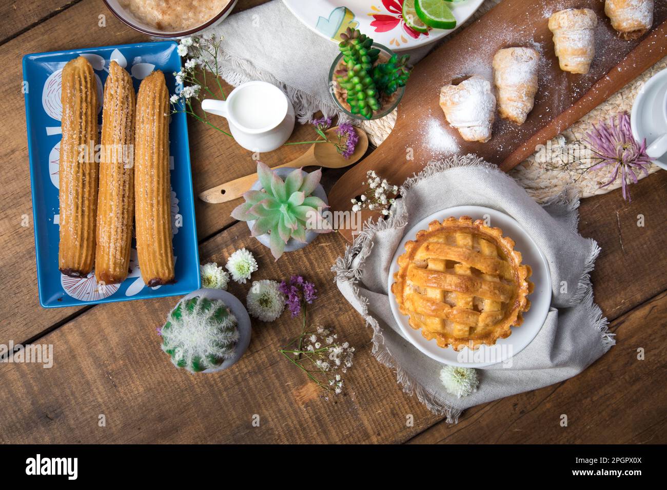 Churos et pomme pye desserts péruviens buffet brunch table sucrée Banque D'Images