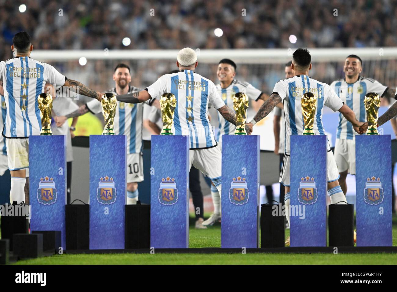 ARGENTINE, Buenos Aires: 23 mars 2023: Les joueurs de l'Argentine célèbrent avec le trophée de la coupe du monde de la FIFA lors du match international amical entre l'Argentine et le Panama à l'Estadio Mas Monumental Antonio Vespucio Liberti. Photo Diego Halisz/SSSI Banque D'Images