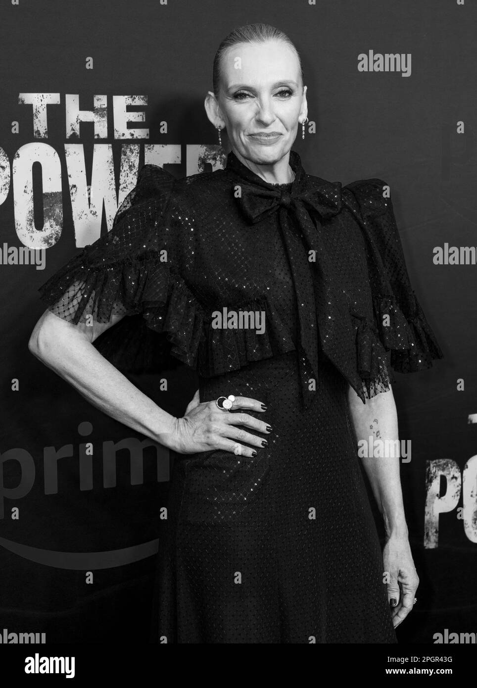 Toni Collette portant la robe de Susie Cave pour la femme de Vampire assiste à la première de la série vidéo Amazon Prime The Power au DGA Theatre de New York sur 23 mars 2023 Banque D'Images