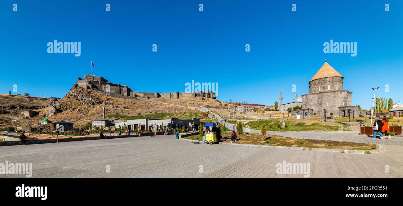 Kars, Turquie - 25 octobre 2022 : Château de Kars et Mosquée de Kumbet à Kars, Turquie. Vue panoramique depuis le centre-ville. Banque D'Images