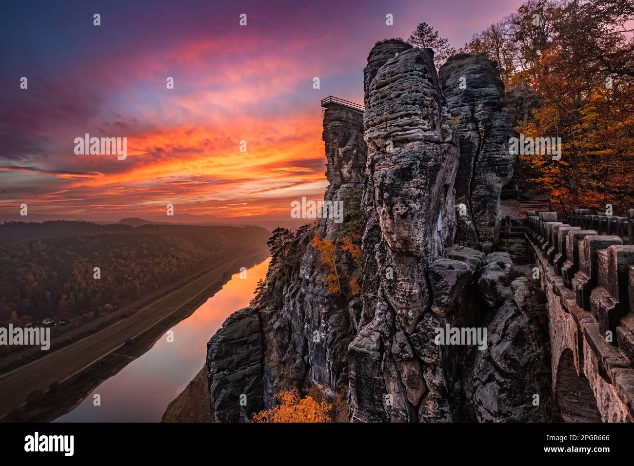 Saxon, Allemagne - magnifique formation de roche du pont de Bastei avec spectaculaire coucher de soleil d'automne coloré au-dessus de la rivière Elbe, un après-midi de novembre à Sax Banque D'Images